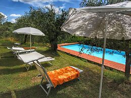 Cozy Farmhouse with Swimming Pool in Le Tolfe near Florence