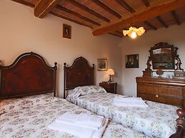 Cozy Farmhouse with Swimming Pool in Le Tolfe near Florence