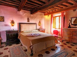 Cozy Farmhouse with Swimming Pool in Le Tolfe near Florence