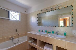 Spacious Villa With Pool