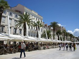 Spacious and Comfortable Apartment, Outside the Historical Centre of S