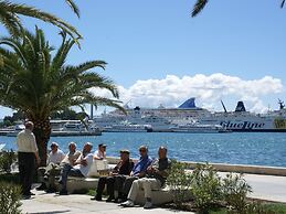 Spacious and Comfortable Apartment, Outside the Historical Centre of S