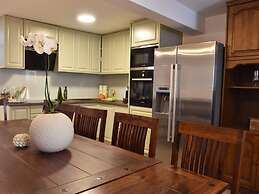 Spacious and Comfortable Apartment, Outside the Historical Centre of S