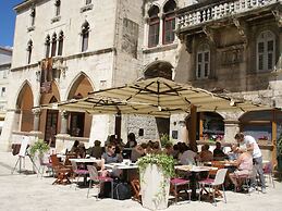 Spacious and Comfortable Apartment, Outside the Historical Centre of S