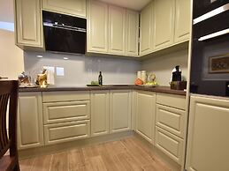 Spacious and Comfortable Apartment, Outside the Historical Centre of S