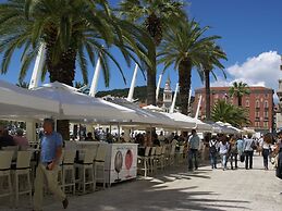 Spacious and Comfortable Apartment, Outside the Historical Centre of S