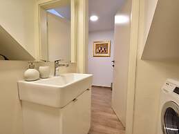 Spacious and Comfortable Apartment, Outside the Historical Centre of S