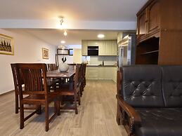 Spacious and Comfortable Apartment, Outside the Historical Centre of S