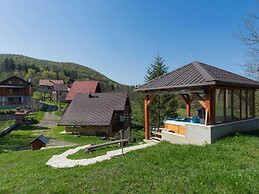 Adorable Home With Pool & Hot Tub Surrounded by Beautiful Nature
