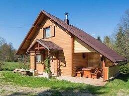 Adorable Home With Pool & Hot Tub Surrounded by Beautiful Nature