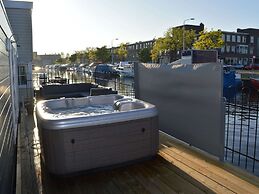 Beautiful Houseboat Terrace,jacuzzi,private Parking Bicycles 4 km From
