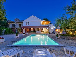 Luxurious Holiday Home With Private Pool ,wellness & Spa