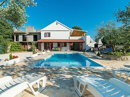 Luxurious Holiday Home With Private Pool ,wellness & Spa