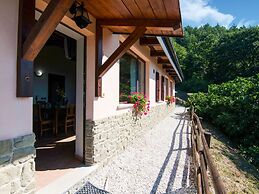 Cozy Farmhouse in Apecchio with Hot Tub