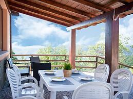 Cozy Farmhouse in Apecchio with Hot Tub