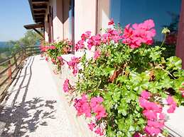 Cozy Farmhouse in Apecchio with Hot Tub