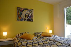 Tranquil Vineyard Villa, Berlou