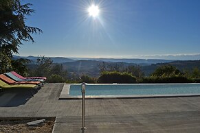 Tranquil Vineyard Villa, Berlou