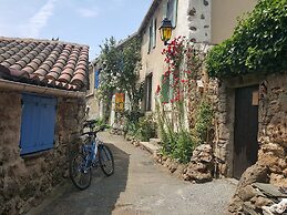 Tranquil Vineyard Villa, Berlou