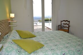 Tranquil Vineyard Villa, Berlou