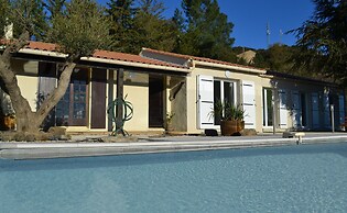 Tranquil Vineyard Villa, Berlou