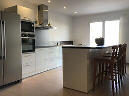 Tranquil Vineyard Villa, Berlou