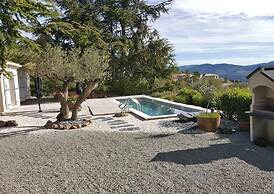 Tranquil Vineyard Villa, Berlou