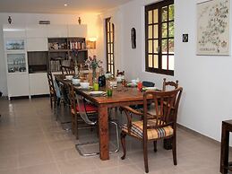 Tranquil Vineyard Villa, Berlou