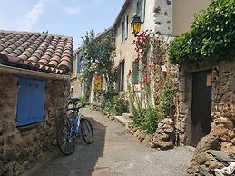 Tranquil Vineyard Villa, Berlou