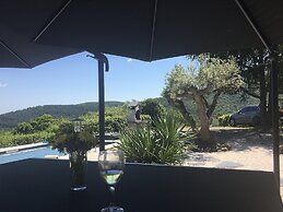 Tranquil Vineyard Villa, Berlou