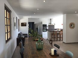 Tranquil Vineyard Villa, Berlou
