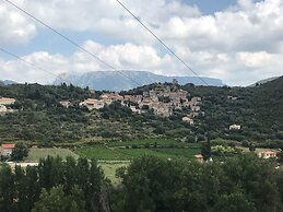 Tranquil Vineyard Villa, Berlou