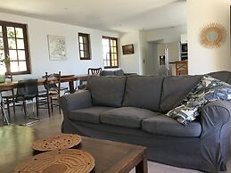 Tranquil Vineyard Villa, Berlou