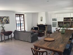 Tranquil Vineyard Villa, Berlou