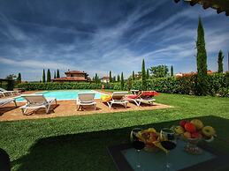 Tuscan Style Apartment with View of the Hills