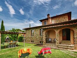 Tuscan Style Apartment with View of the Hills