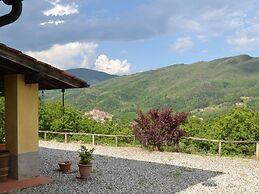Vintage Cottage in Pescia with Hot Tub