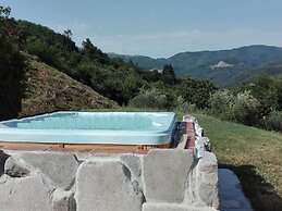 Vintage Cottage in Pescia with Hot Tub