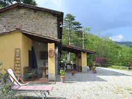 Vintage Cottage in Pescia with Hot Tub