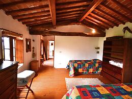 Vintage Cottage in Pescia with Hot Tub