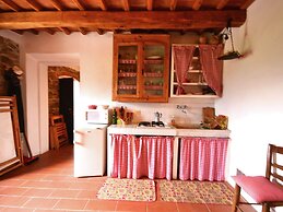 Vintage Cottage in Pescia with Hot Tub