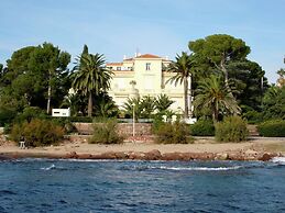 Villa on Cote D'azur With Beachfront Views