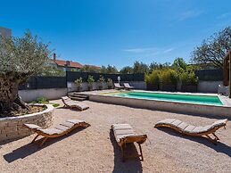 Nice Villa With Private Pool, Fenced Garden, Roofed Terrace, Near the 