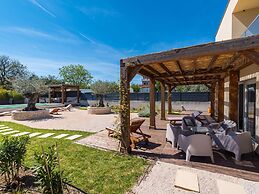 Nice Villa With Private Pool, Fenced Garden, Roofed Terrace, Near the 