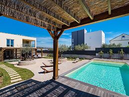 Nice Villa With Private Pool, Fenced Garden, Roofed Terrace, Near the 