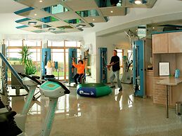 Restful Apartment with Sauna, Hot Tub, Fitness Room, Balcony