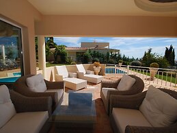 Lavish Villa With Private Swimming Pool