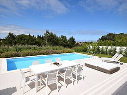Villa in Foz do Arelho With Pool & Beach