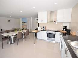 Villa in Foz do Arelho With Pool & Beach