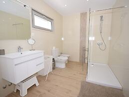 Villa in Foz do Arelho With Pool & Beach